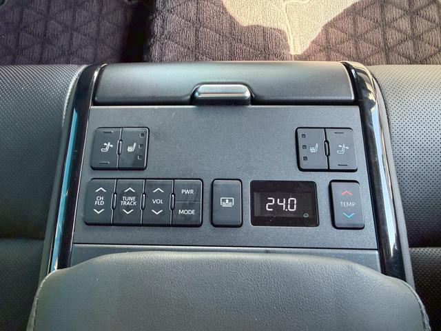 クラウンクロスオーバー ＲＳアドバンスド　モデリスタエアロ／モデリスタ２１インチアルミ／ムーンルーフ／デジタルインナーミラー／パノラミックビューモニター／ヘッドアップディスプレイ／ブラインドスポットモニター／シートエアコン／黒革シート（30枚目）