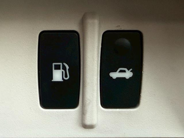 IS IS250C バージョンL 電動オープン/フルレザーシート/メーカーナビ/Bluetooth/フルセグTV/バックモニター/純正オプション18インチアルミ/クルコン/パドルシフト/シートエアコン/メモリー機能付パワーシート(26枚目)