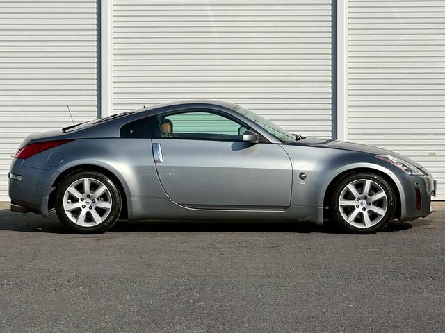 フェアレディＺ バージョンＴ　５速ＡＴ／ＢＯＳＥサウンド／フルレザーシート／シートヒーター／革巻ステアリング／ステアリングリモコン／純正１７インチアルミ／１オーナー（2枚目）