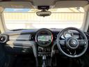 ＭＩＮＩ クーパー　６速ＡＴ／青白ツートン／メーカーナビ／Ｂｌｕｅｔｏｏｔｈ／純正１７インチＡＷ（5枚目）