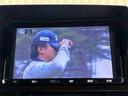 TV付きの車となっております。ドライブの合間の休憩中に気になる番組を見ることができます。