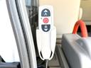 4ドアバン2.5チェアキャブM仕様 車イス2基仕様/車いす2名+8名乗車/電動サイドステップ/手すり/電動スロープ/電動式車椅子固定装置/リアリフト/イージークローザー/福祉車両(23枚目)