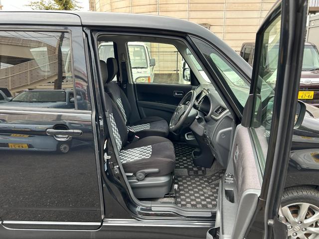 ソリオ ブラック＆ホワイト　キーフリー　プッシュスタートスマートキー　フルオートエアコン　イモビライザー　エアバック　ウォークスルー　ＡＢＳ　衝突安全ボディ　パワーステアリング　助手席エアバッグ　フルフラット　パワーウィンドウ（16枚目）