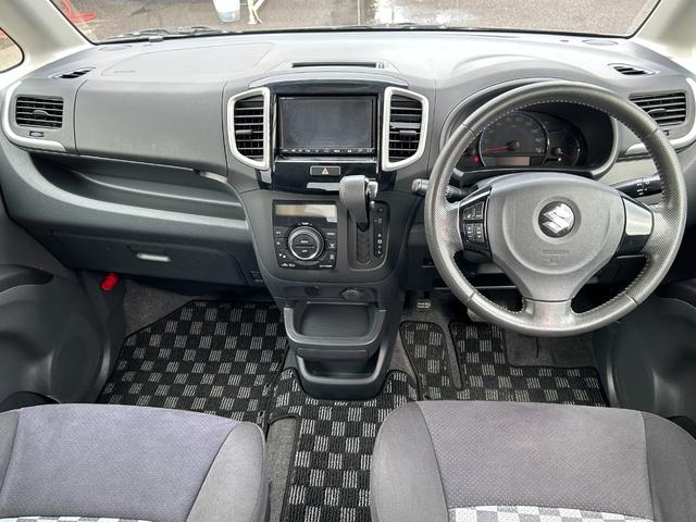 ソリオ ブラック＆ホワイト　キーフリー　プッシュスタートスマートキー　フルオートエアコン　イモビライザー　エアバック　ウォークスルー　ＡＢＳ　衝突安全ボディ　パワーステアリング　助手席エアバッグ　フルフラット　パワーウィンドウ（26枚目）