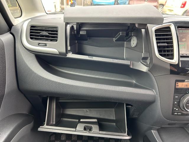 ソリオ ブラック＆ホワイト　キーフリー　プッシュスタートスマートキー　フルオートエアコン　イモビライザー　エアバック　ウォークスルー　ＡＢＳ　衝突安全ボディ　パワーステアリング　助手席エアバッグ　フルフラット　パワーウィンドウ（38枚目）