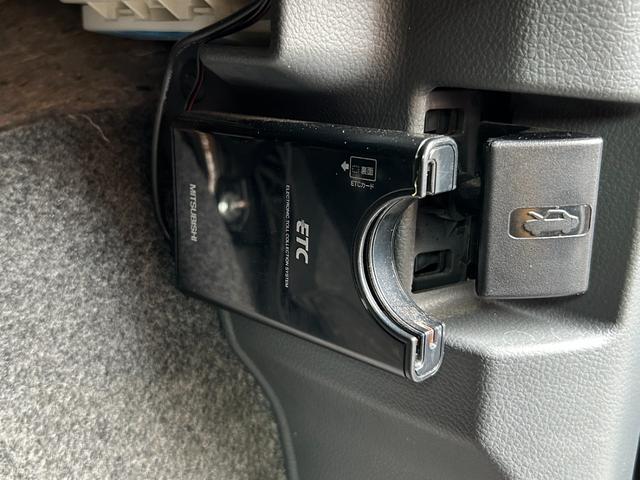 ソリオ ブラック＆ホワイト　キーフリー　プッシュスタートスマートキー　フルオートエアコン　イモビライザー　エアバック　ウォークスルー　ＡＢＳ　衝突安全ボディ　パワーステアリング　助手席エアバッグ　フルフラット　パワーウィンドウ（41枚目）