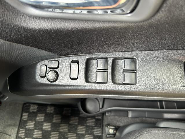 ソリオ ブラック＆ホワイト　キーフリー　プッシュスタートスマートキー　フルオートエアコン　イモビライザー　エアバック　ウォークスルー　ＡＢＳ　衝突安全ボディ　パワーステアリング　助手席エアバッグ　フルフラット　パワーウィンドウ（43枚目）