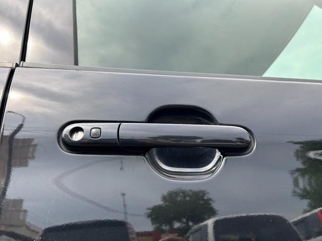 ソリオ ブラック＆ホワイト　キーフリー　プッシュスタートスマートキー　フルオートエアコン　イモビライザー　エアバック　ウォークスルー　ＡＢＳ　衝突安全ボディ　パワーステアリング　助手席エアバッグ　フルフラット　パワーウィンドウ（52枚目）