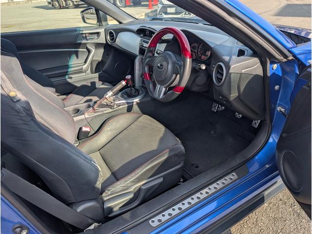 レーシーな運転席