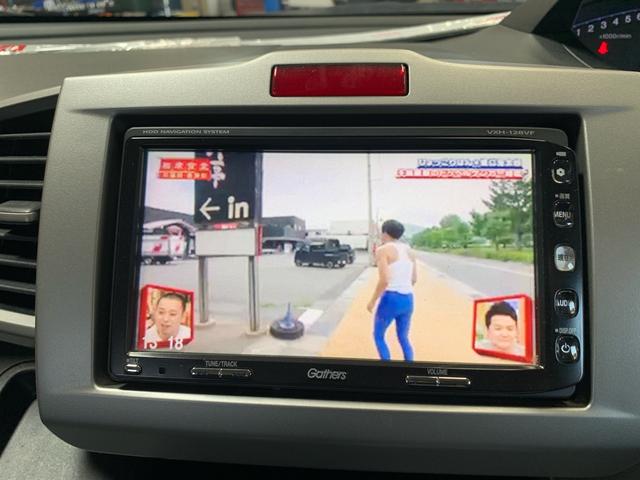 フリード Ｇ　エアロ　前後ドラレコ　禁煙車　純正ナビ　バックカメラ　電動スライドドア　７人乗り　スマートキー　オートエアコン　フルセグＴＶ　ＥＴＣ　３列シート　電動格納ミラー（6枚目）