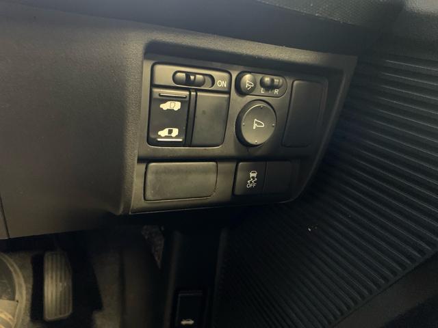 フリード Ｇ　エアロ　前後ドラレコ　禁煙車　純正ナビ　バックカメラ　電動スライドドア　７人乗り　スマートキー　オートエアコン　フルセグＴＶ　ＥＴＣ　３列シート　電動格納ミラー（11枚目）