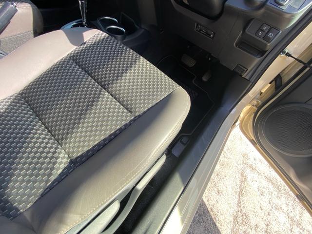 アクア クロスオーバー　グラム　９インチメモリーナビ　バックカメラ　ドライブレコーダー　衝突被害軽減システム　ＥＴＣ　ＣＤ＆ＤＶＤ再生　アルミホイール　スマートキー　ハイブリッド（6枚目）