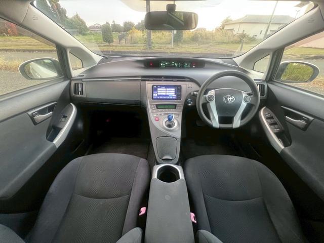 プリウス S ナビ・フルセグ・Bluetooth・ETC・オートエアコン・オートヘッドライト・プッシュスタート・ステアリングリモコン・電動格納ミラー・スマートキー・フォグランプ(3枚目)