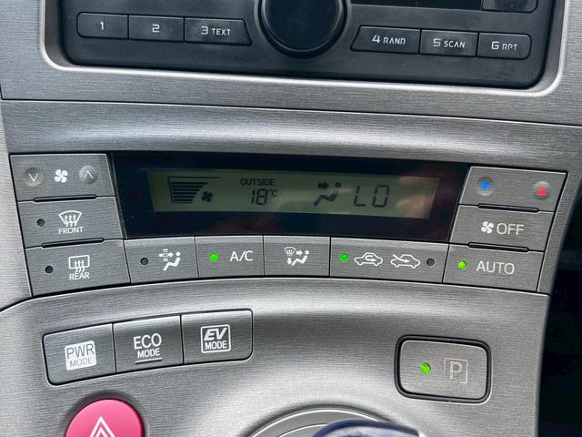 プリウス S ナビ・フルセグ・Bluetooth・ETC・オートエアコン・オートヘッドライト・プッシュスタート・ステアリングリモコン・電動格納ミラー・スマートキー・フォグランプ(9枚目)