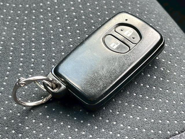 プリウス S ナビ・フルセグ・Bluetooth・ETC・オートエアコン・オートヘッドライト・プッシュスタート・ステアリングリモコン・電動格納ミラー・スマートキー・フォグランプ(13枚目)