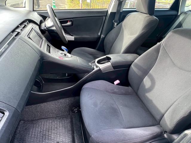 プリウス S ナビ・フルセグ・Bluetooth・ETC・オートエアコン・オートヘッドライト・プッシュスタート・ステアリングリモコン・電動格納ミラー・スマートキー・フォグランプ(31枚目)