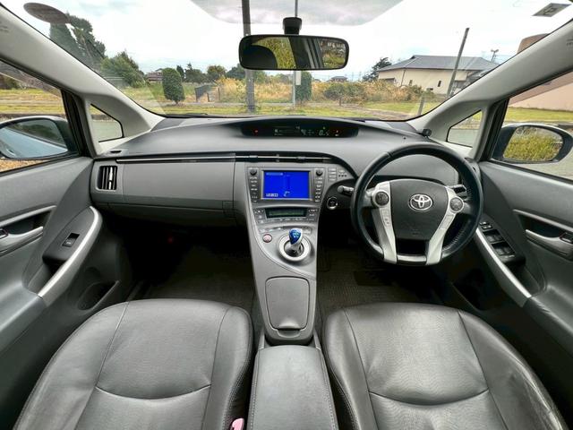 プリウス Ｇツーリングセレクションレザーパッケージ　ディーラー車・ナビ・フルセグ・ＥＴＣ・オートクルーズ・プッシュスタート・電動格納ミラー・クリアランスソナー・オートエアコン・オートヘッドライト・ステアリングリモコン・アルミホイール（3枚目）