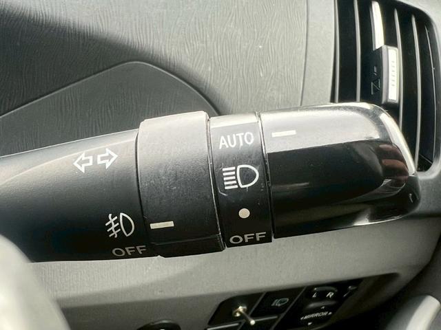 プリウス Ｇツーリングセレクションレザーパッケージ　ディーラー車・ナビ・フルセグ・ＥＴＣ・オートクルーズ・プッシュスタート・電動格納ミラー・クリアランスソナー・オートエアコン・オートヘッドライト・ステアリングリモコン・アルミホイール（9枚目）