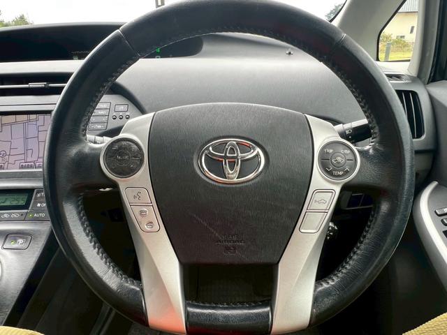 プリウス Ｇツーリングセレクションレザーパッケージ　ディーラー車・ナビ・フルセグ・ＥＴＣ・オートクルーズ・プッシュスタート・電動格納ミラー・クリアランスソナー・オートエアコン・オートヘッドライト・ステアリングリモコン・アルミホイール（11枚目）