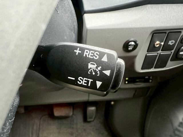 プリウス Ｇツーリングセレクションレザーパッケージ　ディーラー車・ナビ・フルセグ・ＥＴＣ・オートクルーズ・プッシュスタート・電動格納ミラー・クリアランスソナー・オートエアコン・オートヘッドライト・ステアリングリモコン・アルミホイール（15枚目）