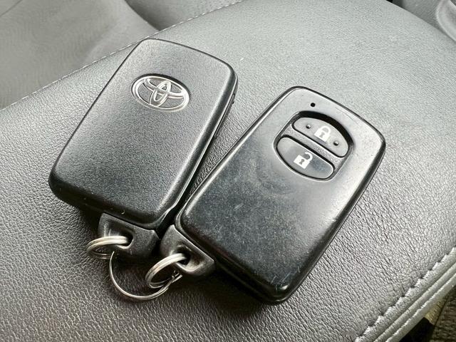 プリウス Ｇツーリングセレクションレザーパッケージ　ディーラー車・ナビ・フルセグ・ＥＴＣ・オートクルーズ・プッシュスタート・電動格納ミラー・クリアランスソナー・オートエアコン・オートヘッドライト・ステアリングリモコン・アルミホイール（17枚目）