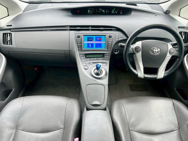 プリウス Ｇツーリングセレクションレザーパッケージ　ディーラー車・ナビ・フルセグ・ＥＴＣ・オートクルーズ・プッシュスタート・電動格納ミラー・クリアランスソナー・オートエアコン・オートヘッドライト・ステアリングリモコン・アルミホイール（18枚目）