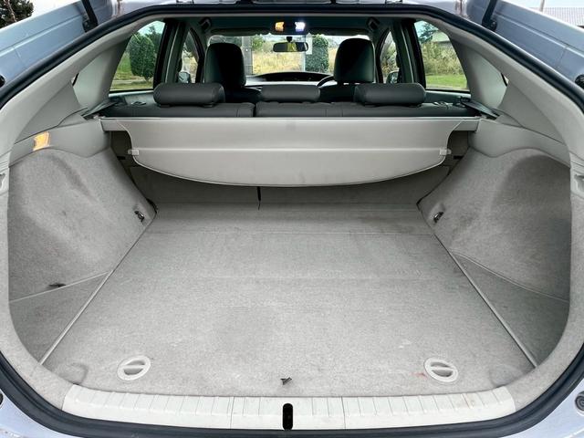 プリウス Ｇツーリングセレクションレザーパッケージ　ディーラー車・ナビ・フルセグ・ＥＴＣ・オートクルーズ・プッシュスタート・電動格納ミラー・クリアランスソナー・オートエアコン・オートヘッドライト・ステアリングリモコン・アルミホイール（20枚目）