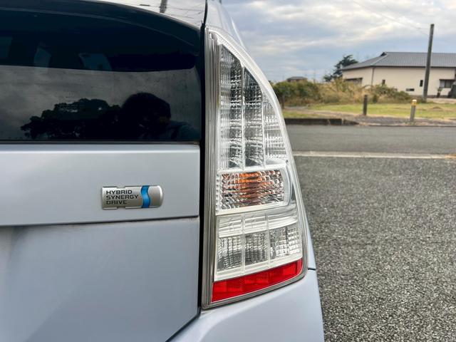 プリウス Ｇツーリングセレクションレザーパッケージ　ディーラー車・ナビ・フルセグ・ＥＴＣ・オートクルーズ・プッシュスタート・電動格納ミラー・クリアランスソナー・オートエアコン・オートヘッドライト・ステアリングリモコン・アルミホイール（31枚目）