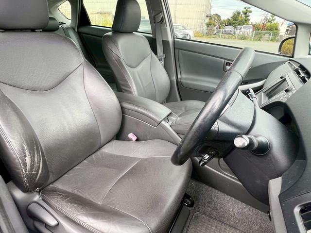 プリウス Ｇツーリングセレクションレザーパッケージ　ディーラー車・ナビ・フルセグ・ＥＴＣ・オートクルーズ・プッシュスタート・電動格納ミラー・クリアランスソナー・オートエアコン・オートヘッドライト・ステアリングリモコン・アルミホイール（32枚目）