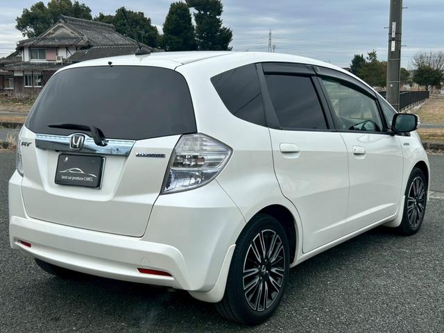 フィットハイブリッド スマートセレクション　ファインスタイル　クルーズコントロール・ビルトインＥＴＣ・運転席＆助手席シートヒーター・アルミホイール・オーディオ・横滑り防止装置・盗難防止装置・スマートキー・ＭＴモード・ＡＢＳ・電動格納ミラー（2枚目）