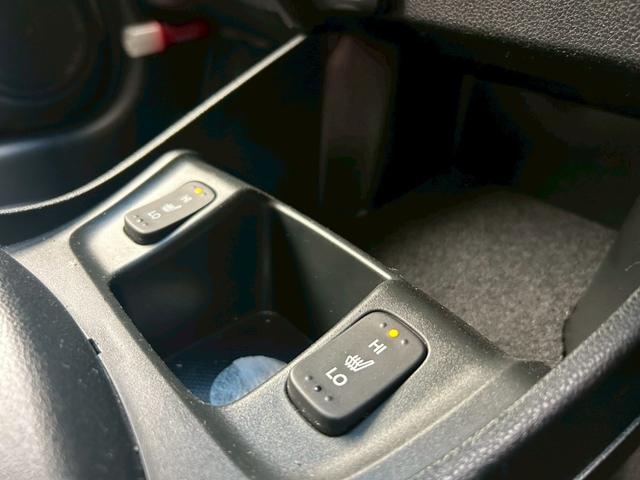 フィットハイブリッド スマートセレクション　ファインスタイル　クルーズコントロール・ビルトインＥＴＣ・運転席＆助手席シートヒーター・アルミホイール・オーディオ・横滑り防止装置・盗難防止装置・スマートキー・ＭＴモード・ＡＢＳ・電動格納ミラー（6枚目）