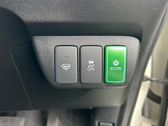 フィットハイブリッド スマートセレクション　ファインスタイル　クルーズコントロール・ビルトインＥＴＣ・運転席＆助手席シートヒーター・アルミホイール・オーディオ・横滑り防止装置・盗難防止装置・スマートキー・ＭＴモード・ＡＢＳ・電動格納ミラー（7枚目）