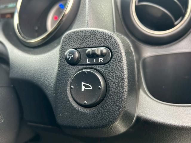 フィットハイブリッド スマートセレクション　ファインスタイル　クルーズコントロール・ビルトインＥＴＣ・運転席＆助手席シートヒーター・アルミホイール・オーディオ・横滑り防止装置・盗難防止装置・スマートキー・ＭＴモード・ＡＢＳ・電動格納ミラー（8枚目）