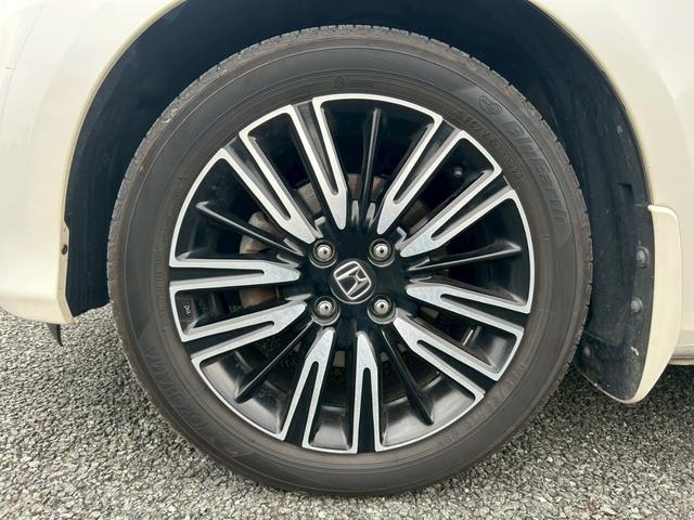 フィットハイブリッド スマートセレクション　ファインスタイル　クルーズコントロール・ビルトインＥＴＣ・運転席＆助手席シートヒーター・アルミホイール・オーディオ・横滑り防止装置・盗難防止装置・スマートキー・ＭＴモード・ＡＢＳ・電動格納ミラー（10枚目）