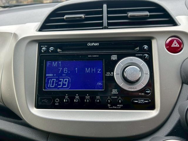 フィットハイブリッド スマートセレクション　ファインスタイル　クルーズコントロール・ビルトインＥＴＣ・運転席＆助手席シートヒーター・アルミホイール・オーディオ・横滑り防止装置・盗難防止装置・スマートキー・ＭＴモード・ＡＢＳ・電動格納ミラー（11枚目）