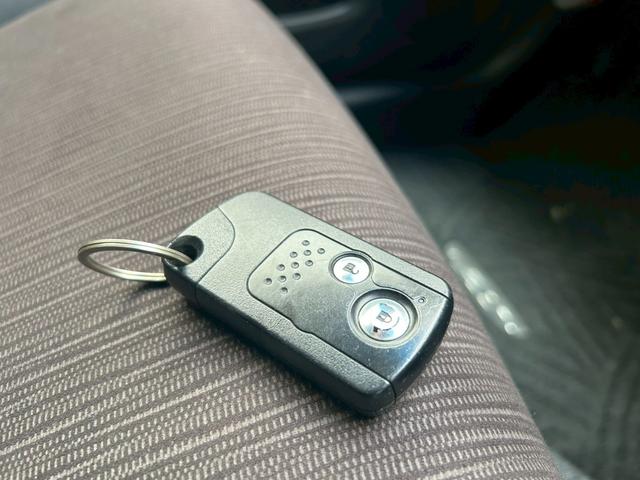 フィットハイブリッド スマートセレクション　ファインスタイル　クルーズコントロール・ビルトインＥＴＣ・運転席＆助手席シートヒーター・アルミホイール・オーディオ・横滑り防止装置・盗難防止装置・スマートキー・ＭＴモード・ＡＢＳ・電動格納ミラー（12枚目）