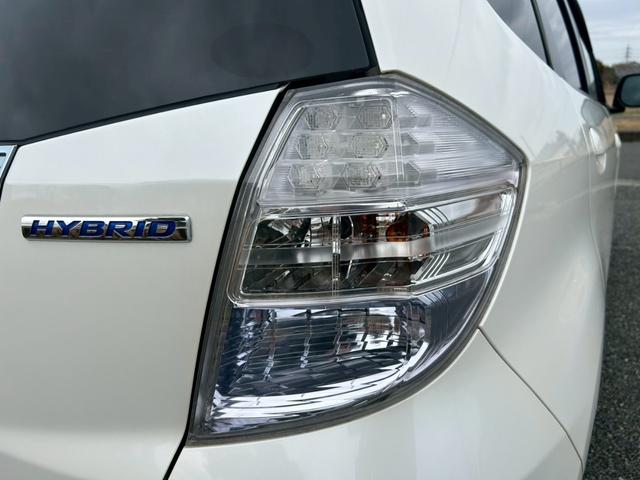 フィットハイブリッド スマートセレクション　ファインスタイル　クルーズコントロール・ビルトインＥＴＣ・運転席＆助手席シートヒーター・アルミホイール・オーディオ・横滑り防止装置・盗難防止装置・スマートキー・ＭＴモード・ＡＢＳ・電動格納ミラー（16枚目）