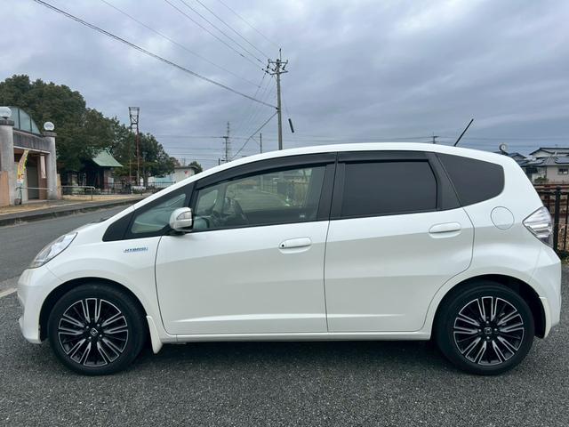 フィットハイブリッド スマートセレクション　ファインスタイル　クルーズコントロール・ビルトインＥＴＣ・運転席＆助手席シートヒーター・アルミホイール・オーディオ・横滑り防止装置・盗難防止装置・スマートキー・ＭＴモード・ＡＢＳ・電動格納ミラー（18枚目）