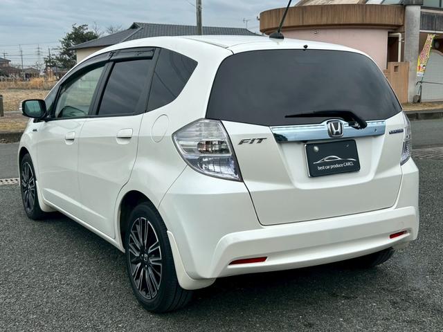 フィットハイブリッド スマートセレクション　ファインスタイル　クルーズコントロール・ビルトインＥＴＣ・運転席＆助手席シートヒーター・アルミホイール・オーディオ・横滑り防止装置・盗難防止装置・スマートキー・ＭＴモード・ＡＢＳ・電動格納ミラー（19枚目）