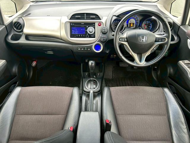 フィットハイブリッド スマートセレクション　ファインスタイル　クルーズコントロール・ビルトインＥＴＣ・運転席＆助手席シートヒーター・アルミホイール・オーディオ・横滑り防止装置・盗難防止装置・スマートキー・ＭＴモード・ＡＢＳ・電動格納ミラー（23枚目）