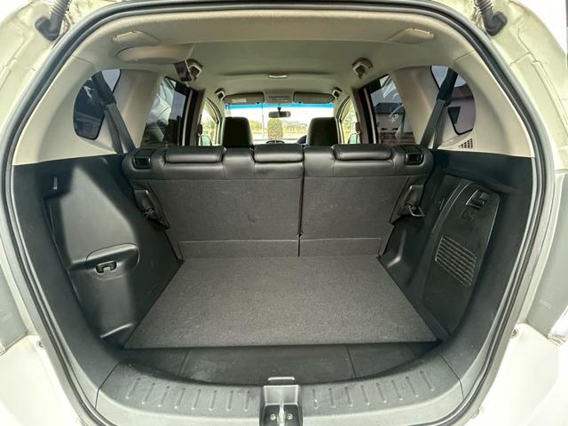 フィットハイブリッド スマートセレクション　ファインスタイル　クルーズコントロール・ビルトインＥＴＣ・運転席＆助手席シートヒーター・アルミホイール・オーディオ・横滑り防止装置・盗難防止装置・スマートキー・ＭＴモード・ＡＢＳ・電動格納ミラー（24枚目）