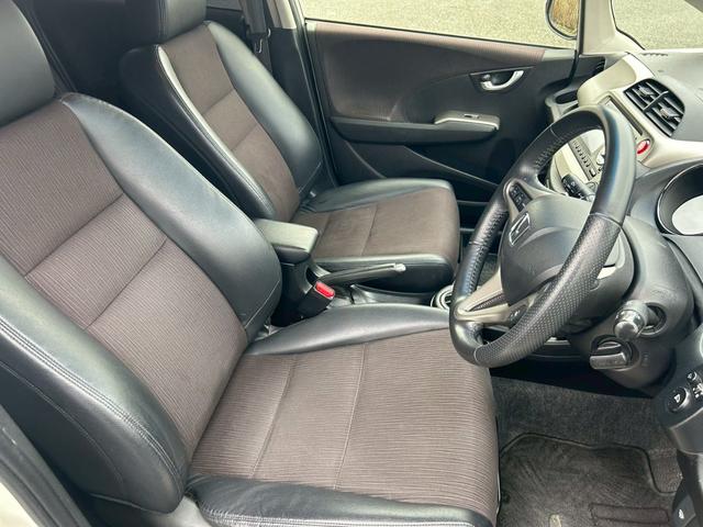 フィットハイブリッド スマートセレクション　ファインスタイル　クルーズコントロール・ビルトインＥＴＣ・運転席＆助手席シートヒーター・アルミホイール・オーディオ・横滑り防止装置・盗難防止装置・スマートキー・ＭＴモード・ＡＢＳ・電動格納ミラー（26枚目）