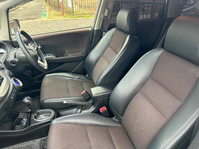 フィットハイブリッド スマートセレクション　ファインスタイル　クルーズコントロール・ビルトインＥＴＣ・運転席＆助手席シートヒーター・アルミホイール・オーディオ・横滑り防止装置・盗難防止装置・スマートキー・ＭＴモード・ＡＢＳ・電動格納ミラー（27枚目）