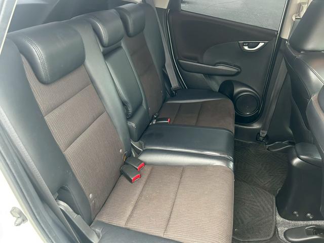 フィットハイブリッド スマートセレクション　ファインスタイル　クルーズコントロール・ビルトインＥＴＣ・運転席＆助手席シートヒーター・アルミホイール・オーディオ・横滑り防止装置・盗難防止装置・スマートキー・ＭＴモード・ＡＢＳ・電動格納ミラー（28枚目）