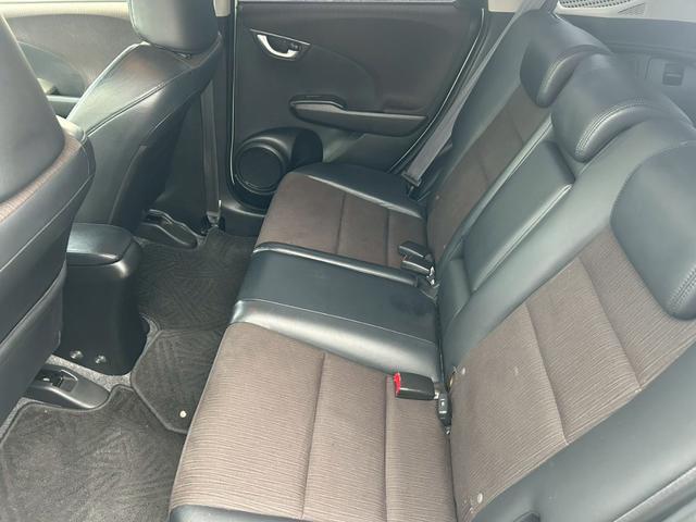 フィットハイブリッド スマートセレクション　ファインスタイル　クルーズコントロール・ビルトインＥＴＣ・運転席＆助手席シートヒーター・アルミホイール・オーディオ・横滑り防止装置・盗難防止装置・スマートキー・ＭＴモード・ＡＢＳ・電動格納ミラー（29枚目）