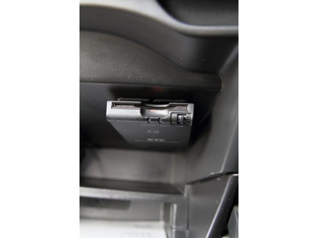 ノート ニスモ　Ｓ　純正ナビ　フルセグＴＶ　Ｂｌｕｅｔｏｏｔｈ接続　バックモニター　ＥＴＣ　５速マニュアル　オートエアコン　スマートキー　プッシュスタート　純正アルミホイール　スウェードステアリング（11枚目）