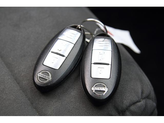 ノート ニスモ　Ｓ　純正ナビ　フルセグＴＶ　Ｂｌｕｅｔｏｏｔｈ接続　バックモニター　ＥＴＣ　５速マニュアル　オートエアコン　スマートキー　プッシュスタート　純正アルミホイール　スウェードステアリング（17枚目）