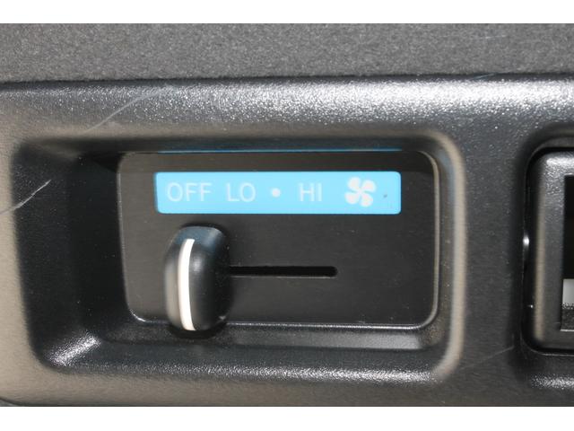 ハイエースバン スーパーGL ダークプライムII カロッツェリア9インチナビ・バックカメラ・CD/DVD再生・Bluetooth・ハーフレザーシート・LEDヘッドライト・デジタルインナーミラ・社外17インチAW・ETC・セーフティセンス・スマートキー(12枚目)