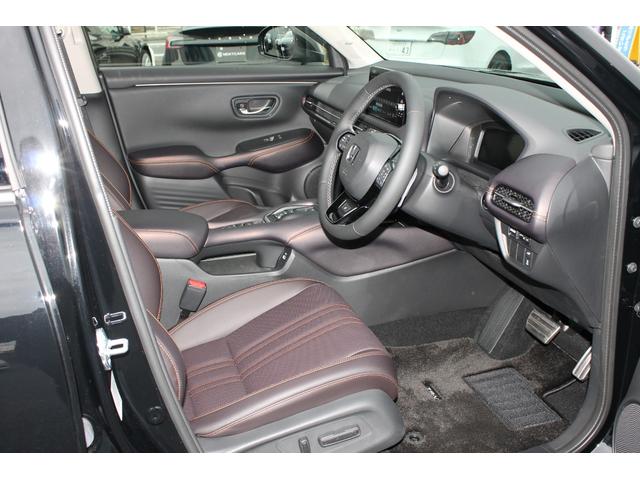 ＺＲ－Ｖ ｅ：ＨＥＶ　Ｚ　純正フロアマット・バイザー・純正コネクトディスプレイ・９インチナビ・フルセグＴＶホンダセンシング・全方位モニター・マルーンレザーシート・シートヒーター・オートハイビーム・パワーバックドア（10枚目）