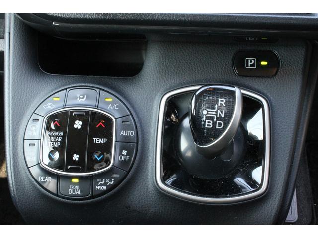 ヴォクシー ハイブリッドＶ　アルパイン１０インチナビ・フリップダウンモニター・ＣＤ／ＤＶＤ・両側電動スライドドア・ＬＥＤヘッドライト・純正アルミホイール・前席シートヒーター・バックカメラ・スマートキー・ＥＴＣ（9枚目）